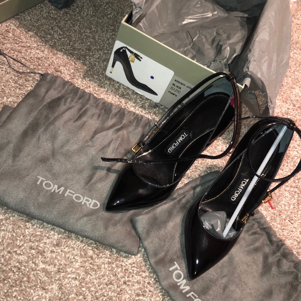 TOM FORD ANKLE LOCK PATENT PUMPS